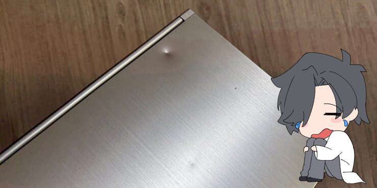 僕が、以前使っていた、耐久性の低かったノートPCの、凹みの写真。オリジナルイラスト入り。